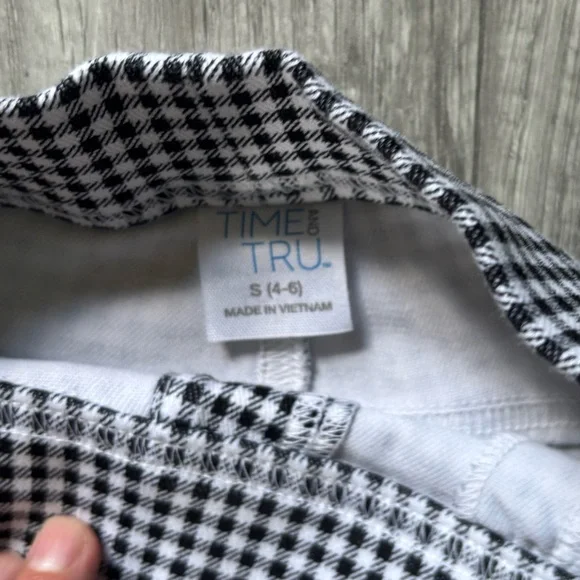 🎆Bundle 5 items for $20 🎆 Classic Black and White Checkered cropped Dress Pants - Picture 4 of 6